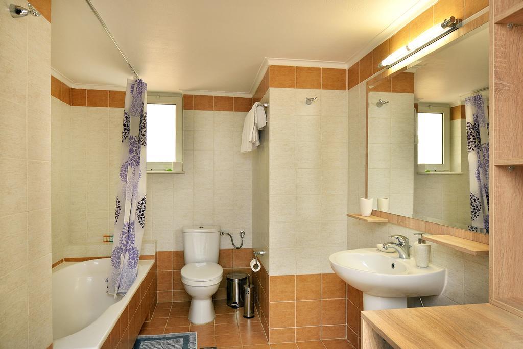 Iokasti Homes Kato Galatas Eksteriør billede